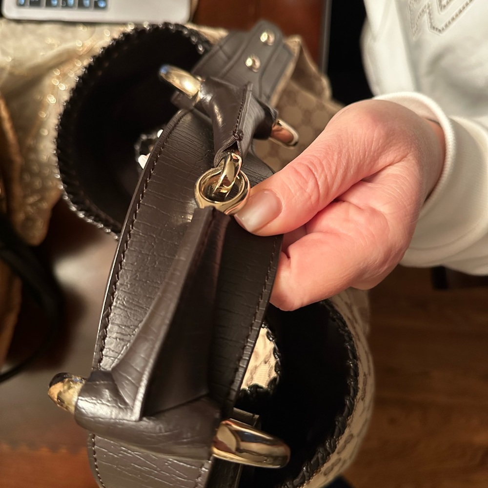 Gorgeous Gucci hobo bag with gold hardware